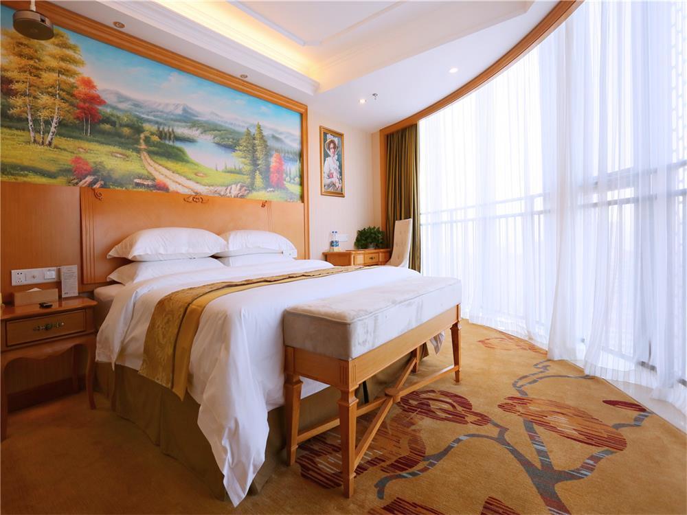 Vienna International Hotel Yantai Changjiang Road Xingyi Square Branch Esterno foto
